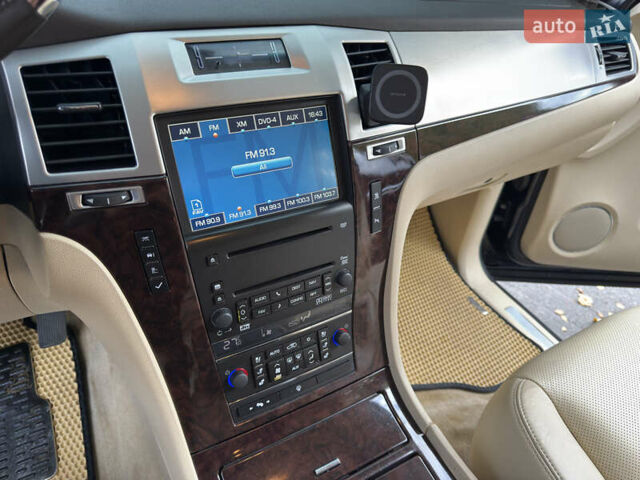 Кадиллак Эскалейд 2008 в Виннице на Automoto.ua Черный Кадиллак Эскалейд, объемом двигателя 6.2 л и пробегом 250 тыс. км за 15950 $, фото 3 на Automoto.ua