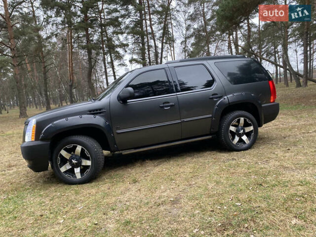 Чорний Каділак Ескалейд, об'ємом двигуна 6.2 л та пробігом 180 тис. км за 12000 $, фото 41 на Automoto.ua