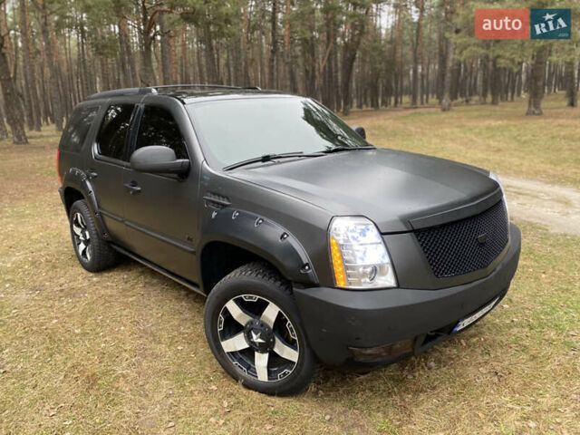 Чорний Каділак Ескалейд, об'ємом двигуна 6.2 л та пробігом 180 тис. км за 12000 $, фото 5 на Automoto.ua