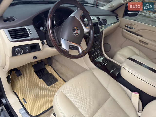 Кадиллак Эскалейд 2008 в Виннице на Automoto.ua Черный Кадиллак Эскалейд, объемом двигателя 6.2 л и пробегом 250 тыс. км за 15950 $, фото 9 на Automoto.ua