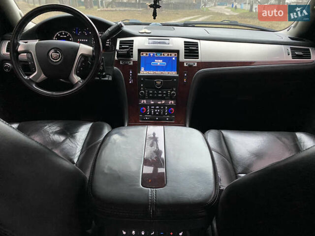 Чорний Каділак Ескалейд, об'ємом двигуна 6.2 л та пробігом 180 тис. км за 12000 $, фото 56 на Automoto.ua