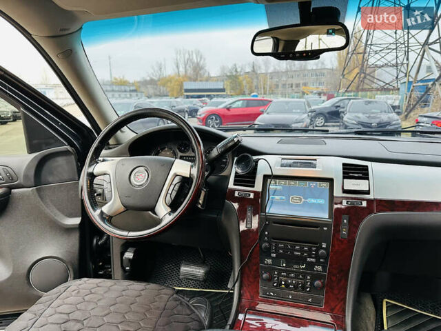 Черный Кадиллак Эскалейд, объемом двигателя 6.16 л и пробегом 255 тыс. км за 14900 $, фото 20 на Automoto.ua