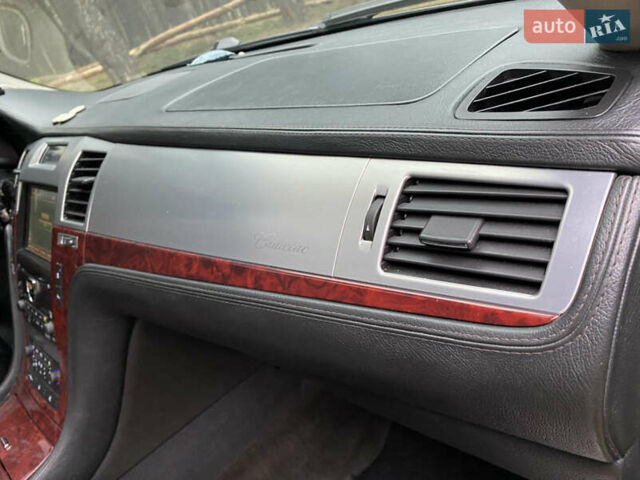 Чорний Каділак Ескалейд, об'ємом двигуна 6.2 л та пробігом 180 тис. км за 12000 $, фото 61 на Automoto.ua