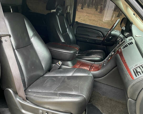 Чорний Каділак Ескалейд, об'ємом двигуна 6.2 л та пробігом 180 тис. км за 12000 $, фото 62 на Automoto.ua