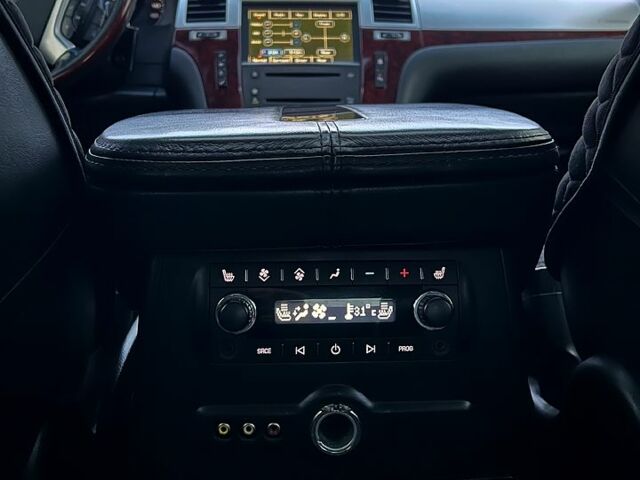 Черный Кадиллак Эскалейд, объемом двигателя 6.2 л и пробегом 155 тыс. км за 15000 $, фото 11 на Automoto.ua