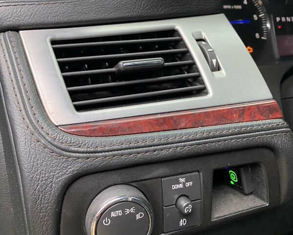 Чорний Каділак Ескалейд, об'ємом двигуна 6.2 л та пробігом 180 тис. км за 12000 $, фото 58 на Automoto.ua