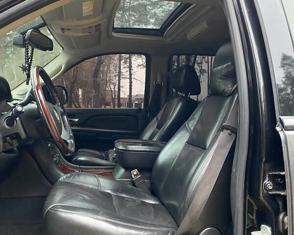 Чорний Каділак Ескалейд, об'ємом двигуна 6.2 л та пробігом 180 тис. км за 12000 $, фото 59 на Automoto.ua