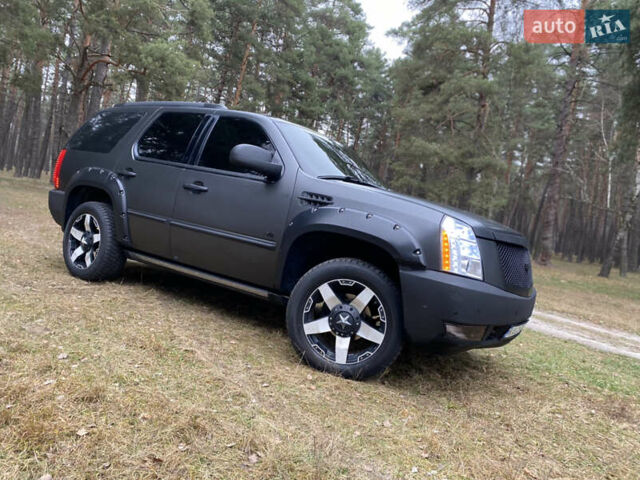 Чорний Каділак Ескалейд, об'ємом двигуна 6.2 л та пробігом 180 тис. км за 12000 $, фото 8 на Automoto.ua