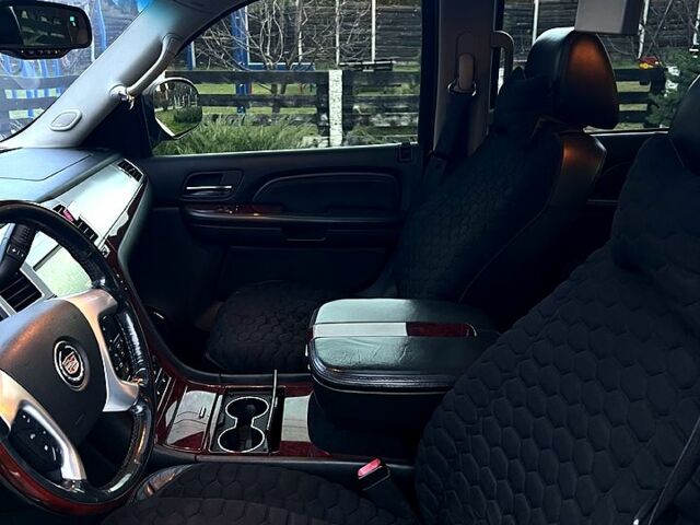 Чорний Каділак Ескалейд, об'ємом двигуна 6.2 л та пробігом 156 тис. км за 15000 $, фото 7 на Automoto.ua