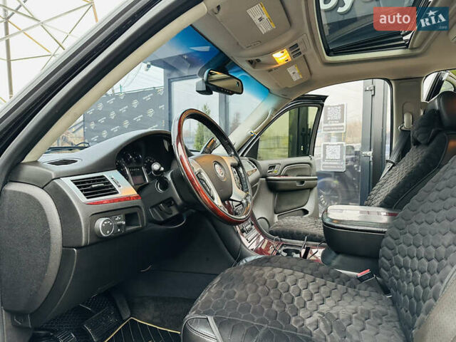 Черный Кадиллак Эскалейд, объемом двигателя 6.16 л и пробегом 255 тыс. км за 14900 $, фото 12 на Automoto.ua