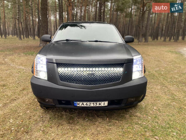 Чорний Каділак Ескалейд, об'ємом двигуна 6.2 л та пробігом 180 тис. км за 12000 $, фото 2 на Automoto.ua