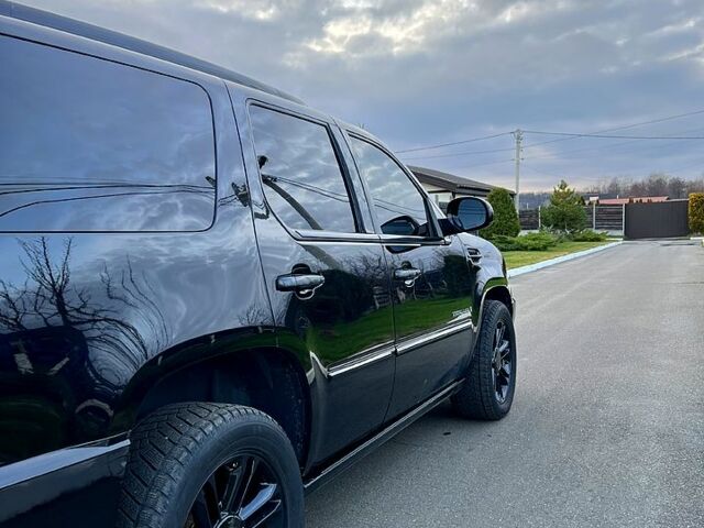 Чорний Каділак Ескалейд, об'ємом двигуна 6.2 л та пробігом 156 тис. км за 15000 $, фото 4 на Automoto.ua