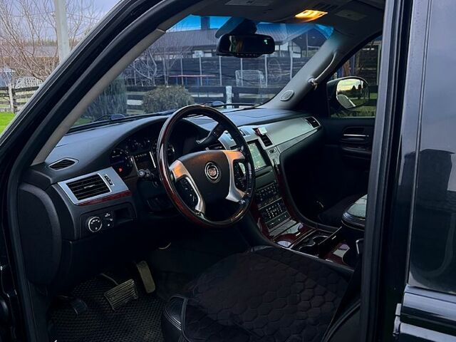 Чорний Каділак Ескалейд, об'ємом двигуна 6.2 л та пробігом 156 тис. км за 15000 $, фото 6 на Automoto.ua