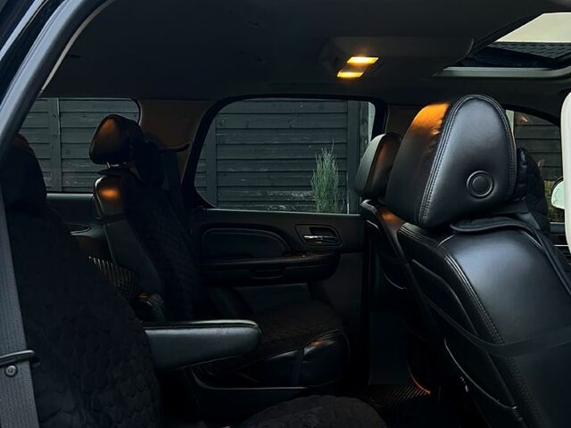 Чорний Каділак Ескалейд, об'ємом двигуна 6.2 л та пробігом 156 тис. км за 15000 $, фото 12 на Automoto.ua