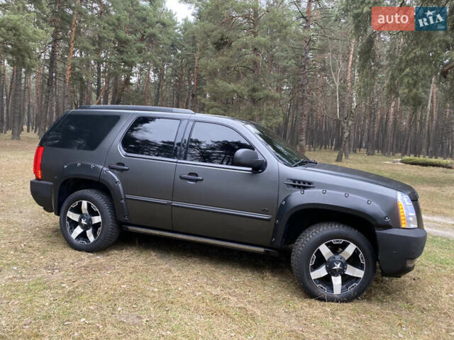 Чорний Каділак Ескалейд, об'ємом двигуна 6.2 л та пробігом 180 тис. км за 12000 $, фото 14 на Automoto.ua