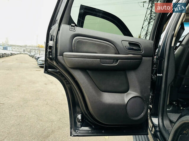 Черный Кадиллак Эскалейд, объемом двигателя 6.16 л и пробегом 255 тыс. км за 14900 $, фото 16 на Automoto.ua