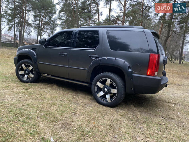 Чорний Каділак Ескалейд, об'ємом двигуна 6.2 л та пробігом 180 тис. км за 12000 $, фото 25 на Automoto.ua