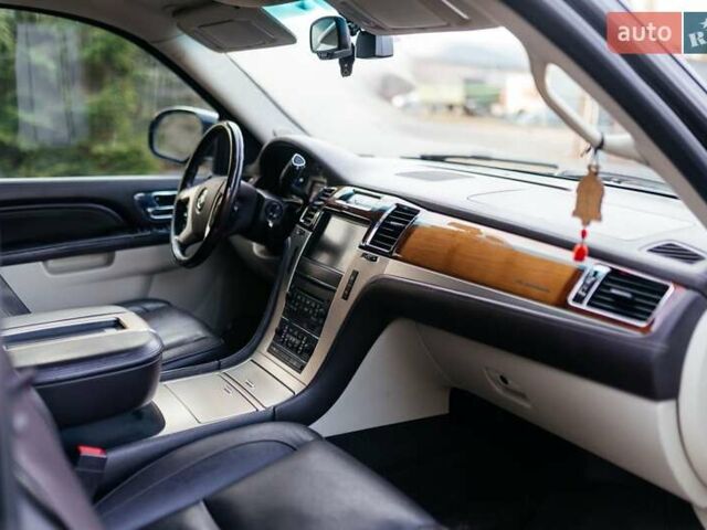 Чорний Каділак Ескалейд, об'ємом двигуна 6.16 л та пробігом 250 тис. км за 26999 $, фото 31 на Automoto.ua