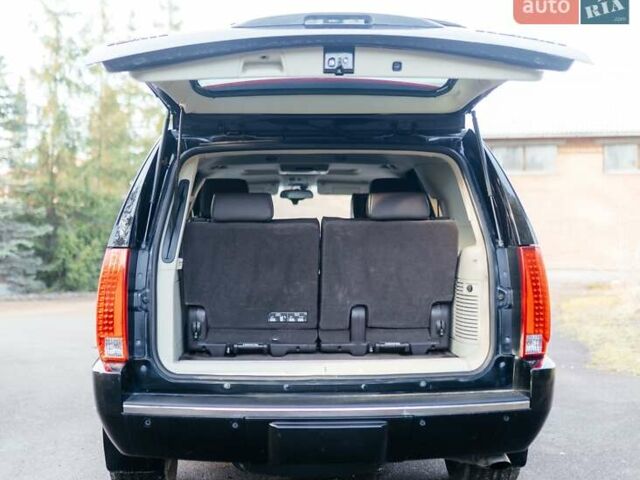 Чорний Каділак Ескалейд, об'ємом двигуна 6.16 л та пробігом 250 тис. км за 26999 $, фото 11 на Automoto.ua