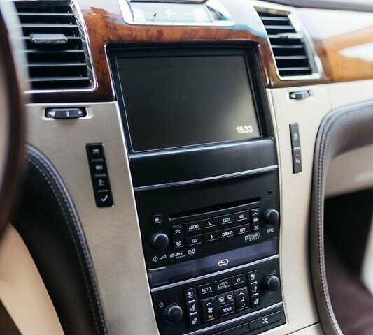 Чорний Каділак Ескалейд, об'ємом двигуна 6.16 л та пробігом 250 тис. км за 26999 $, фото 19 на Automoto.ua