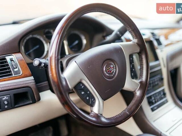 Чорний Каділак Ескалейд, об'ємом двигуна 6.16 л та пробігом 250 тис. км за 26999 $, фото 22 на Automoto.ua