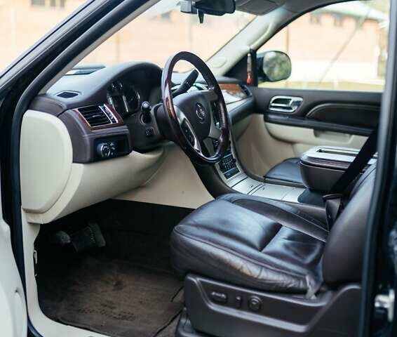 Чорний Каділак Ескалейд, об'ємом двигуна 6.16 л та пробігом 250 тис. км за 26999 $, фото 34 на Automoto.ua