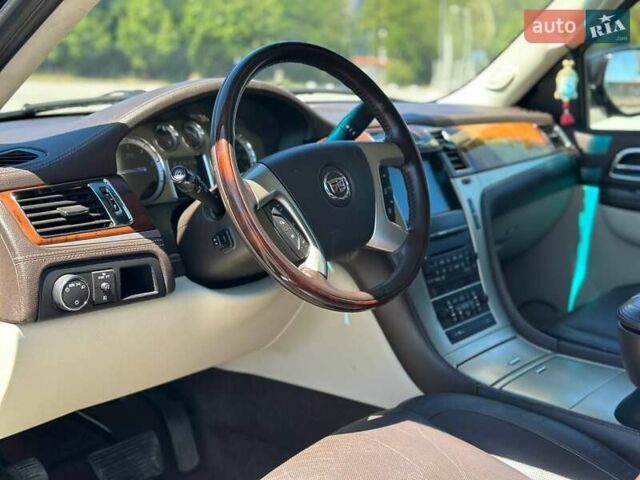 Чорний Каділак Ескалейд, об'ємом двигуна 6.16 л та пробігом 150 тис. км за 26999 $, фото 16 на Automoto.ua