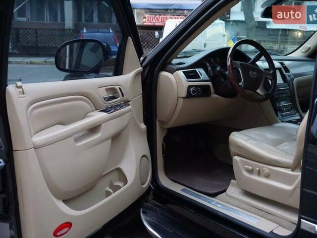 Черный Кадиллак Эскалейд, объемом двигателя 6.16 л и пробегом 221 тыс. км за 25000 $, фото 5 на Automoto.ua