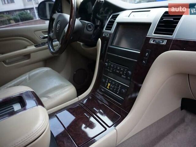 Черный Кадиллак Эскалейд, объемом двигателя 6.16 л и пробегом 221 тыс. км за 25000 $, фото 6 на Automoto.ua