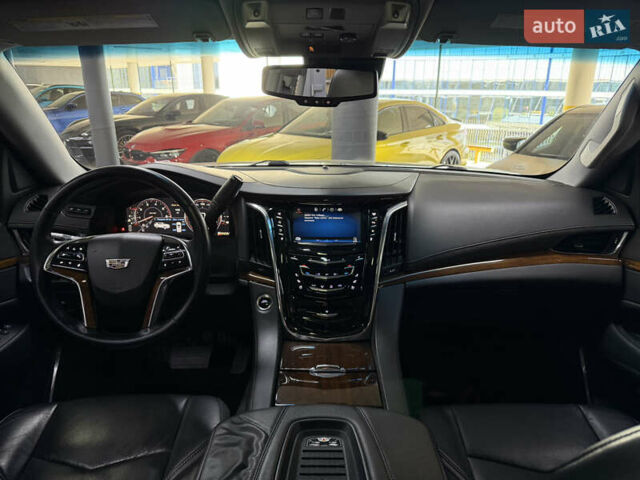Чорний Каділак Ескалейд, об'ємом двигуна 6.16 л та пробігом 183 тис. км за 33900 $, фото 25 на Automoto.ua
