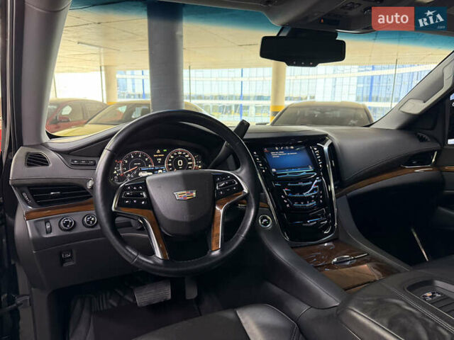 Чорний Каділак Ескалейд, об'ємом двигуна 6.16 л та пробігом 183 тис. км за 33900 $, фото 24 на Automoto.ua