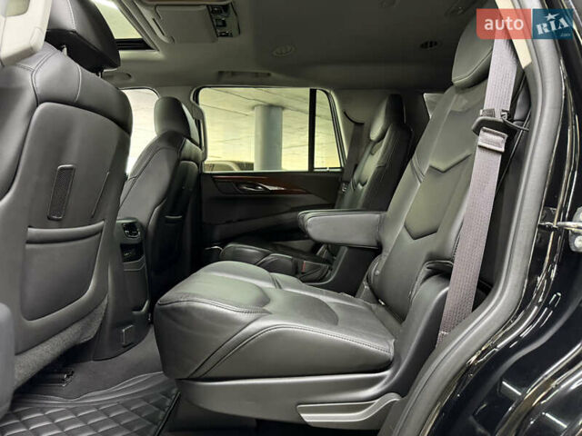 Чорний Каділак Ескалейд, об'ємом двигуна 6.16 л та пробігом 183 тис. км за 33900 $, фото 23 на Automoto.ua