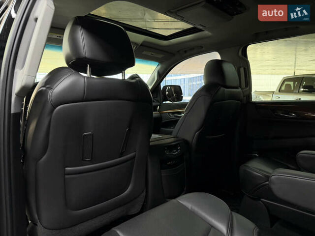 Чорний Каділак Ескалейд, об'ємом двигуна 6.16 л та пробігом 183 тис. км за 33900 $, фото 22 на Automoto.ua