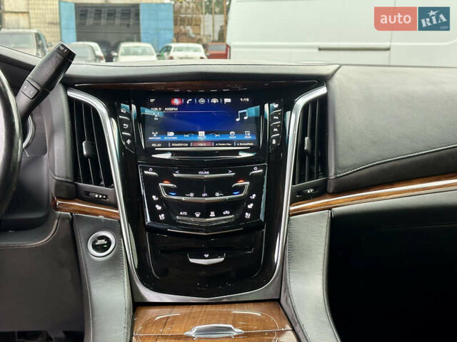 Кадиллак Эскалейд 2016 в Киеве на Automoto.ua Черный Кадиллак Эскалейд, объемом двигателя 6.16 л и пробегом 270 тыс. км за 42100 $, фото 15 на Automoto.ua