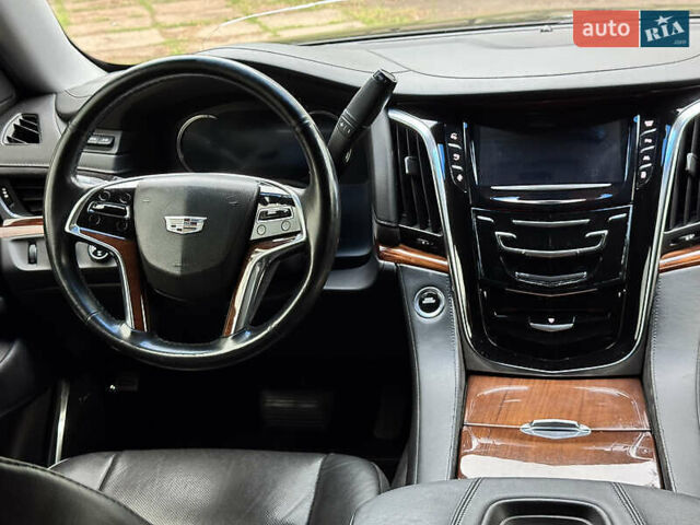 Черный Кадиллак Эскалейд, объемом двигателя 6.2 л и пробегом 270 тыс. км за 42750 $, фото 1 на Automoto.ua