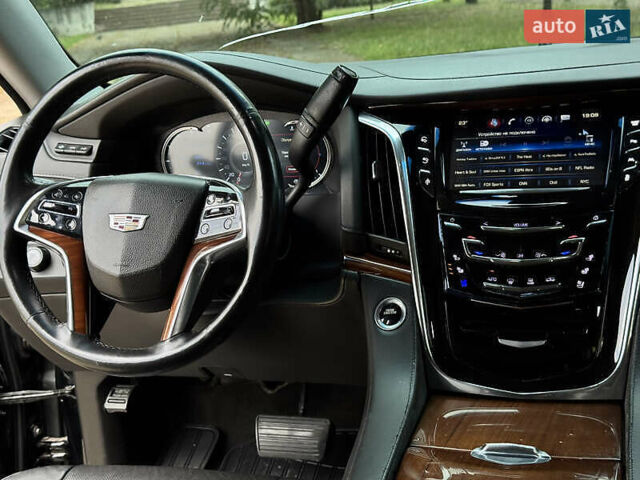 Черный Кадиллак Эскалейд, объемом двигателя 6.2 л и пробегом 270 тыс. км за 42750 $, фото 22 на Automoto.ua