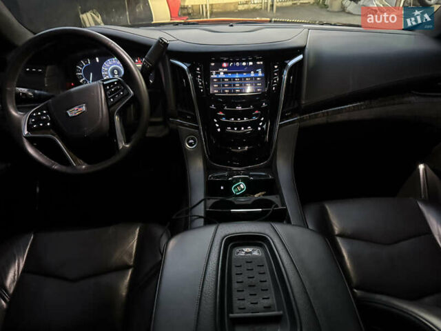 Чорний Каділак Ескалейд, об'ємом двигуна 6.2 л та пробігом 105 тис. км за 40000 $, фото 48 на Automoto.ua