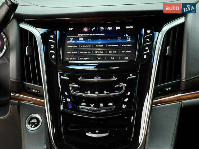 Черный Кадиллак Эскалейд, объемом двигателя 6.2 л и пробегом 270 тыс. км за 42750 $, фото 21 на Automoto.ua