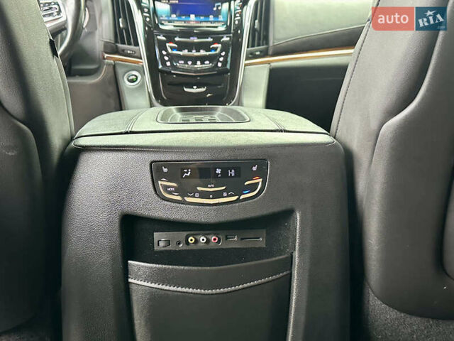 Кадиллак Эскалейд 2016 в Киеве на Automoto.ua Черный Кадиллак Эскалейд, объемом двигателя 6.16 л и пробегом 270 тыс. км за 42100 $, фото 19 на Automoto.ua