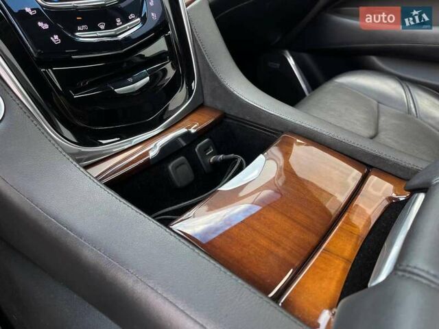 Чорний Каділак Ескалейд, об'ємом двигуна 6.2 л та пробігом 127 тис. км за 45690 $, фото 33 на Automoto.ua