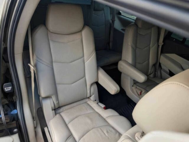 Чорний Каділак Ескалейд, об'ємом двигуна 6.2 л та пробігом 59 тис. км за 5600 $, фото 9 на Automoto.ua