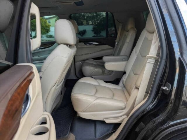 Чорний Каділак Ескалейд, об'ємом двигуна 6.2 л та пробігом 59 тис. км за 5600 $, фото 12 на Automoto.ua