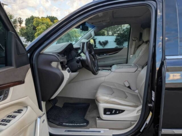 Чорний Каділак Ескалейд, об'ємом двигуна 6.2 л та пробігом 59 тис. км за 5600 $, фото 8 на Automoto.ua