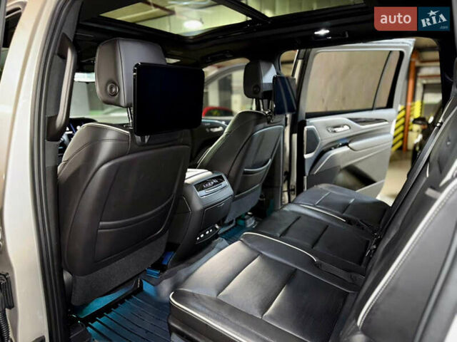 Чорний Каділак Ескалейд, об'ємом двигуна 6.16 л та пробігом 60 тис. км за 100000 $, фото 7 на Automoto.ua