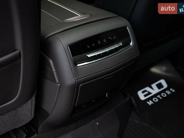 Чорний Каділак Ескалейд, об'ємом двигуна 6.2 л та пробігом 1 тис. км за 204000 $, фото 46 на Automoto.ua