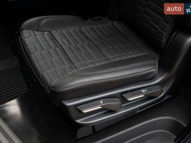 Чорний Каділак Ескалейд, об'ємом двигуна 6.2 л та пробігом 1 тис. км за 204000 $, фото 44 на Automoto.ua