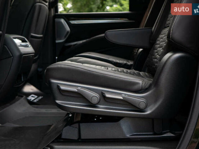 Чорний Каділак Ескалейд, об'ємом двигуна 6.2 л та пробігом 1 тис. км за 204000 $, фото 43 на Automoto.ua