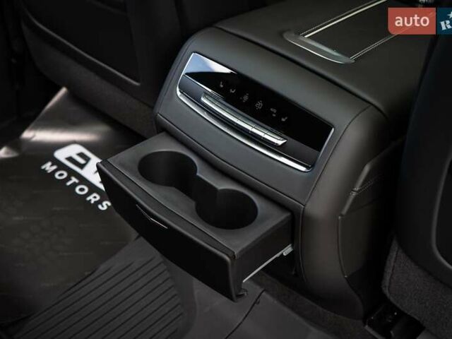 Чорний Каділак Ескалейд, об'ємом двигуна 6.2 л та пробігом 1 тис. км за 204000 $, фото 50 на Automoto.ua