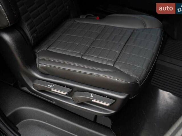 Чорний Каділак Ескалейд, об'ємом двигуна 6.2 л та пробігом 1 тис. км за 204000 $, фото 49 на Automoto.ua