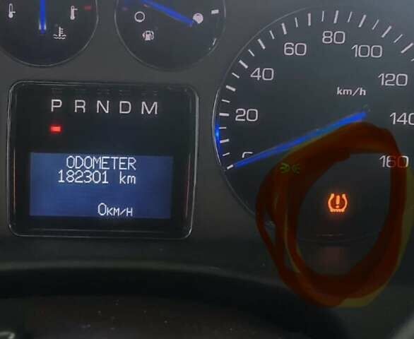 Красный Кадиллак Эскалейд, объемом двигателя 6.2 л и пробегом 183 тыс. км за 18000 $, фото 1 на Automoto.ua